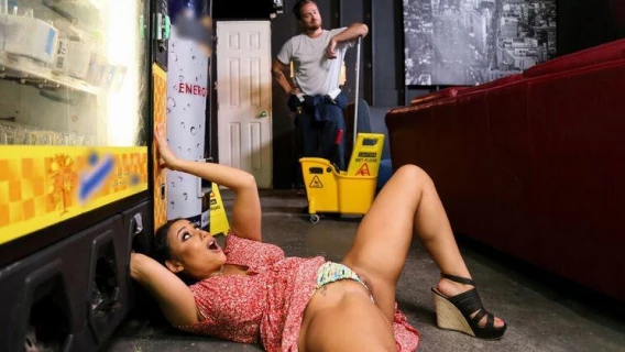 Brazzers | Vending Machine Disasters (Carmela Clutch, Kyle Mason)