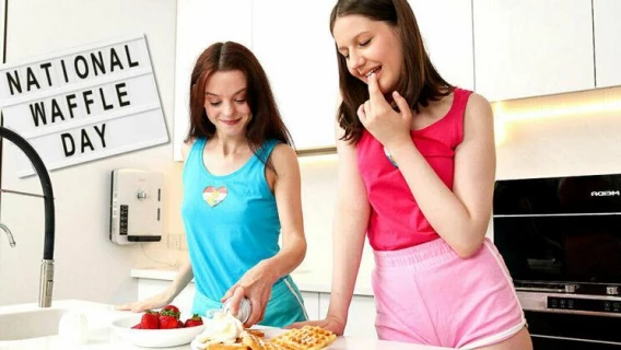 Club Sweethearts | Waffle Day (Margo Von Teese, Pure Kitti)